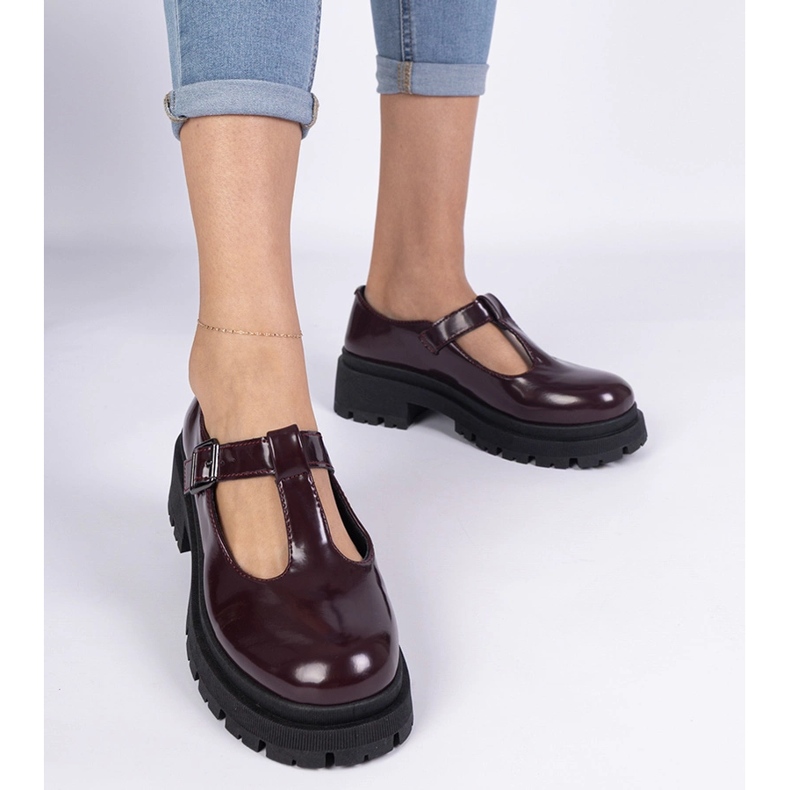 Scarpe bordeautiche su una piattaforma eco -piuma rosso 1