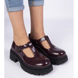 Scarpe bordeautiche su una piattaforma eco -piuma rosso 2