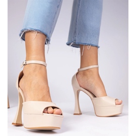 Sandali beige con tacco alto 2