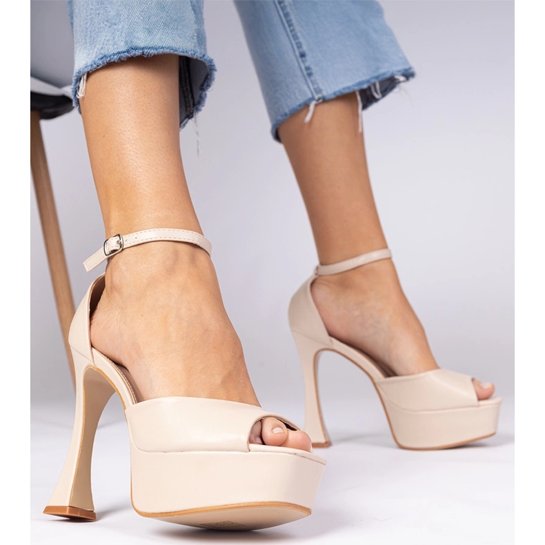 Sandali beige con tacco alto 1