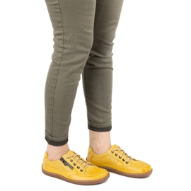 Sneaker in pelle minimalista a piedi nudi olivier 770 giallo perforato 2