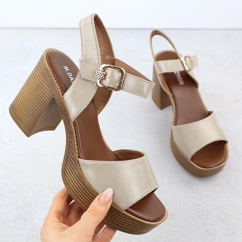 Sandali femminili sul post Beige M. Daszyński MR24146-2 1