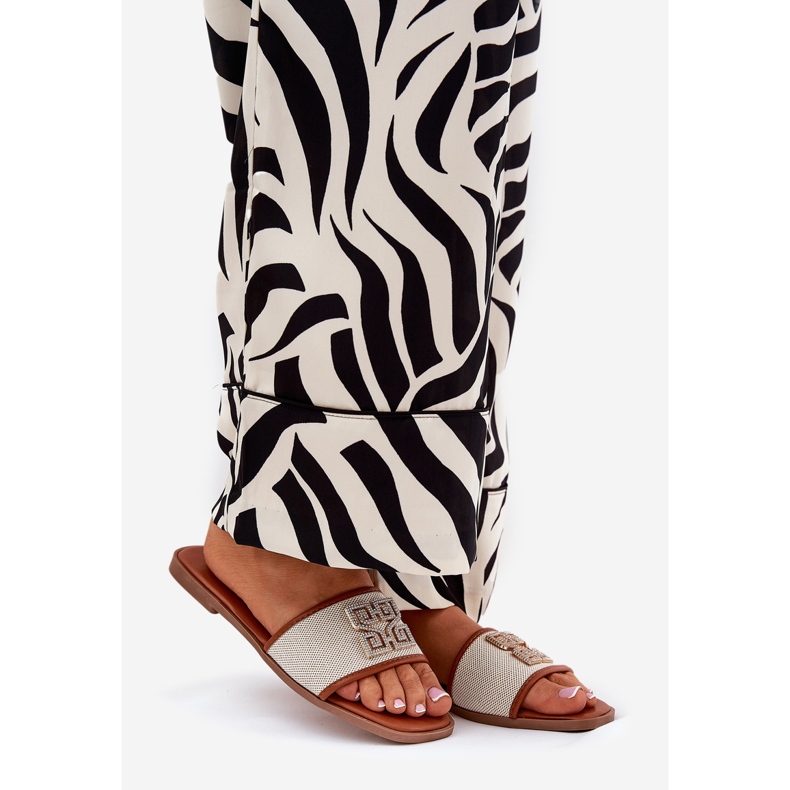 Eleganti infradito da donna con decorazione a ruota piatta del cammello marrone 1