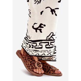 Sandali piatti con decorazione stampa leopardo marrone 1