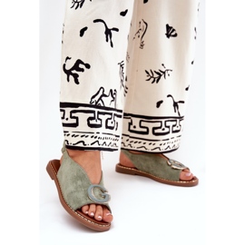 Sandali piatti con un ornamento verde 2