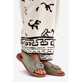 Sandali piatti con un ornamento verde 1