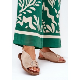 Sandali da donna piatta con una decorazione beige 2