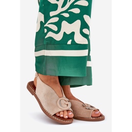 Sandali da donna piatta con una decorazione beige 1