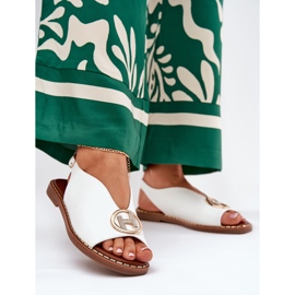 Sandali eleganti piatti con decorazione bianca 2