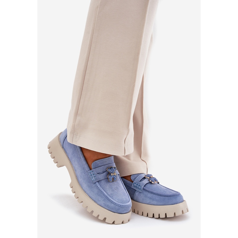 Mocassine in pelle scamosciata femminile con spille da blu vinceza 79533 1