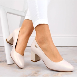 Décolleté beige perla su un palo decorativo di Sergio Leone 1