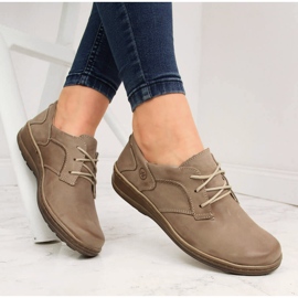 Comode scarpe da donna in pelle beige Helios 715 1