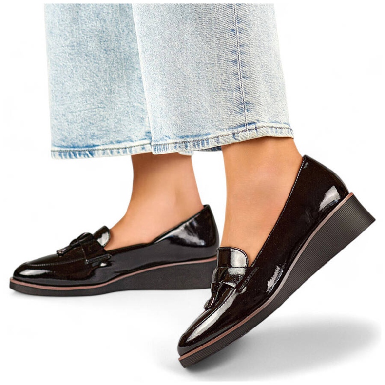 Scarpe con zeppa in vernice da donna, nere, 24-58266B nero 1