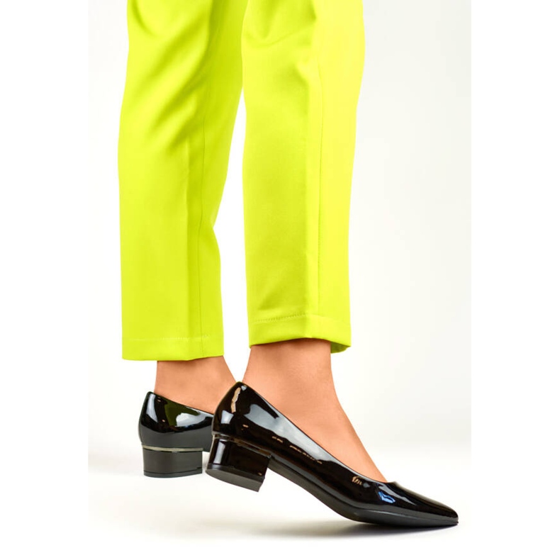 Décolleté da donna a punta con tacco basso, nero verniciato, GD-XR106C-B 1