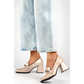 Scarpe eleganti in vernice beige con tacco alto 2