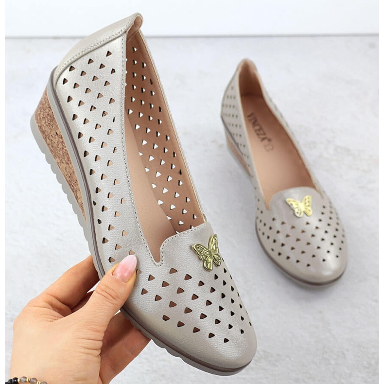 Scarpe da donna su un cuneo aperto con un ornamento di Golden Vinceza 58472 d'oro 1