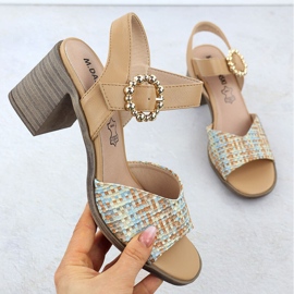 Sandali femminili sul pilastro delle trecce beige M. Daszyński MR24125-4 1
