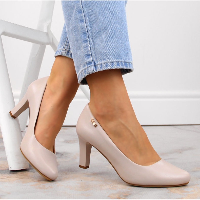 Décolleté beige con tacco basso di Sergio Leone 2