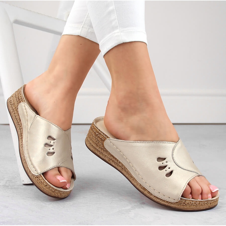 Comodi sandali con zeppa in pelle da donna, oro Helios 137.27 d'oro 1