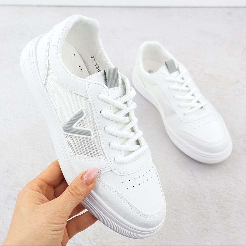 Scarpe sportive femminili con una maglia bianca Vinceza 13627 bianco 1