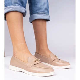 Mocassini da donna beige scuro con una decorazione dorata 1