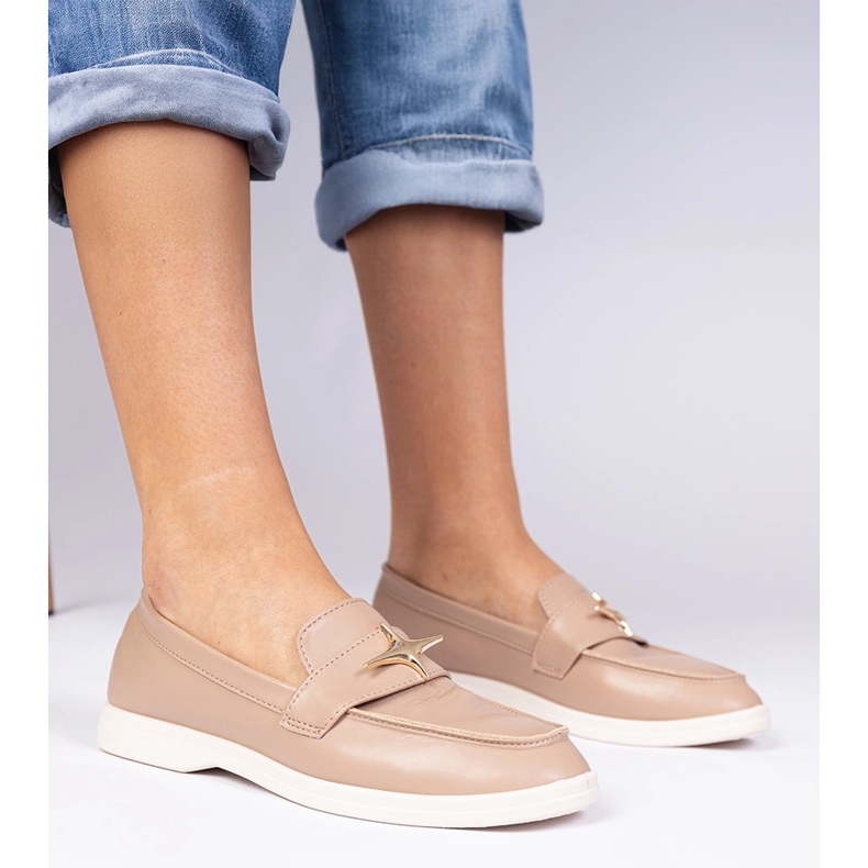 Mocassini da donna beige scuro con una decorazione dorata 1