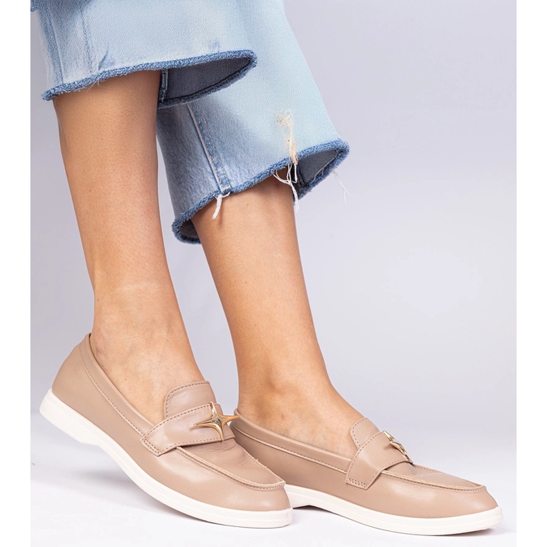 Mocassini da donna beige scuro con una decorazione dorata 2