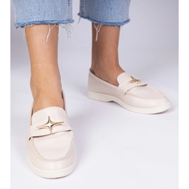 Mocassini da donna beige con una decorazione dorata 1