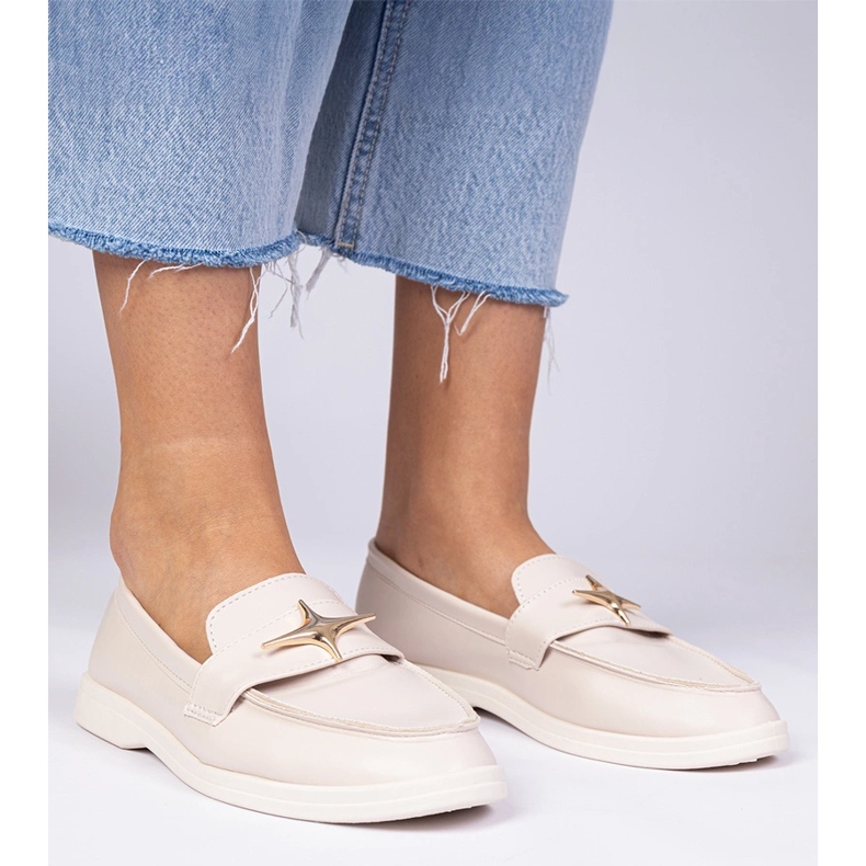 Mocassini da donna beige con una decorazione dorata 2