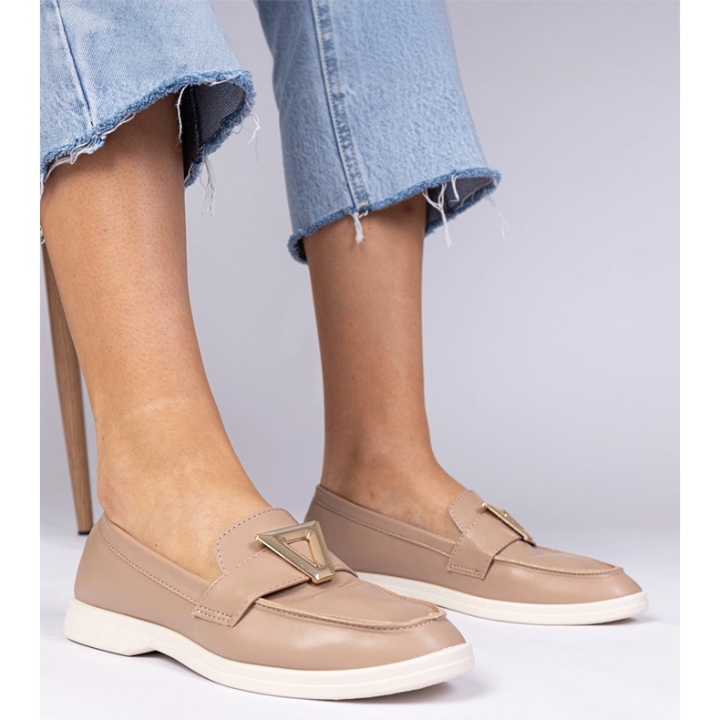 Mocassini da donna beige scuro con una decorazione elegante 1