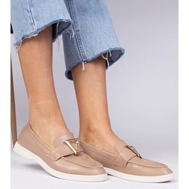 Mocassini da donna beige scuro con una decorazione elegante 2