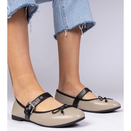 Ballerine femminili beige oscure con un arco 1