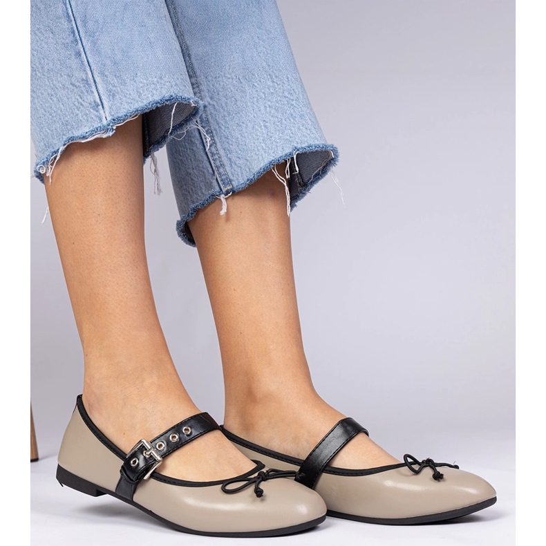 Ballerine femminili beige oscure con un arco 2