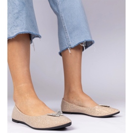 Ballerine di brocade champagne femminile con una farfalla beige 1