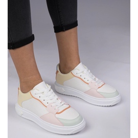 Sneaker sportivi bianchi e gialli di Eco-Leather bianco 1