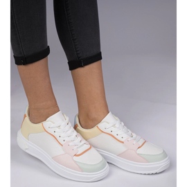 Sneaker sportivi bianchi e gialli di Eco-Leather bianca 2