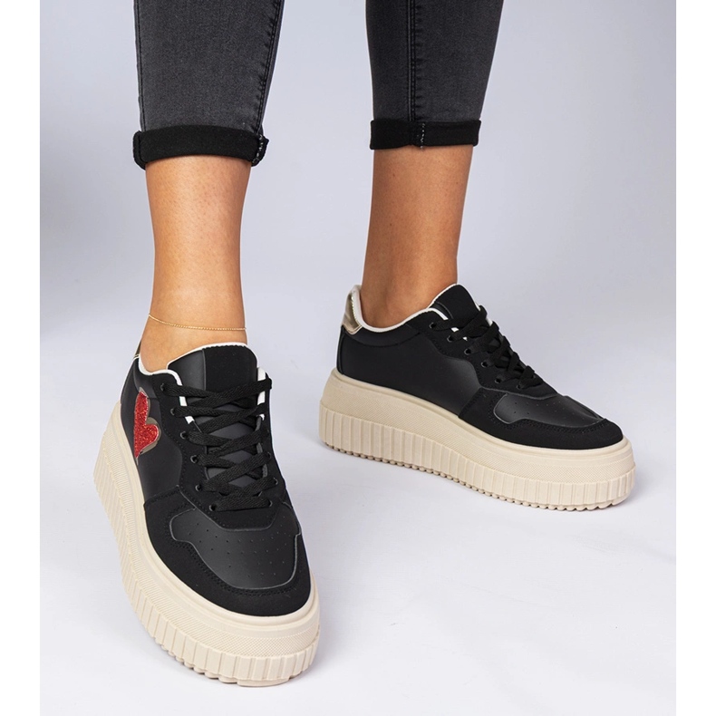 Sneaker da donna nera con un cuore di broccato nero 1