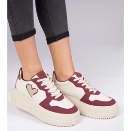 Sneaker bordeaux da donna con un cuore di broccato rosso 1