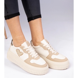Le scarpe da ginnastica delle donne marroni con un cuore di broccato marrone 1