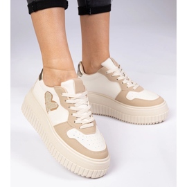 Le scarpe da ginnastica delle donne marroni con un cuore di broccato marrone 2