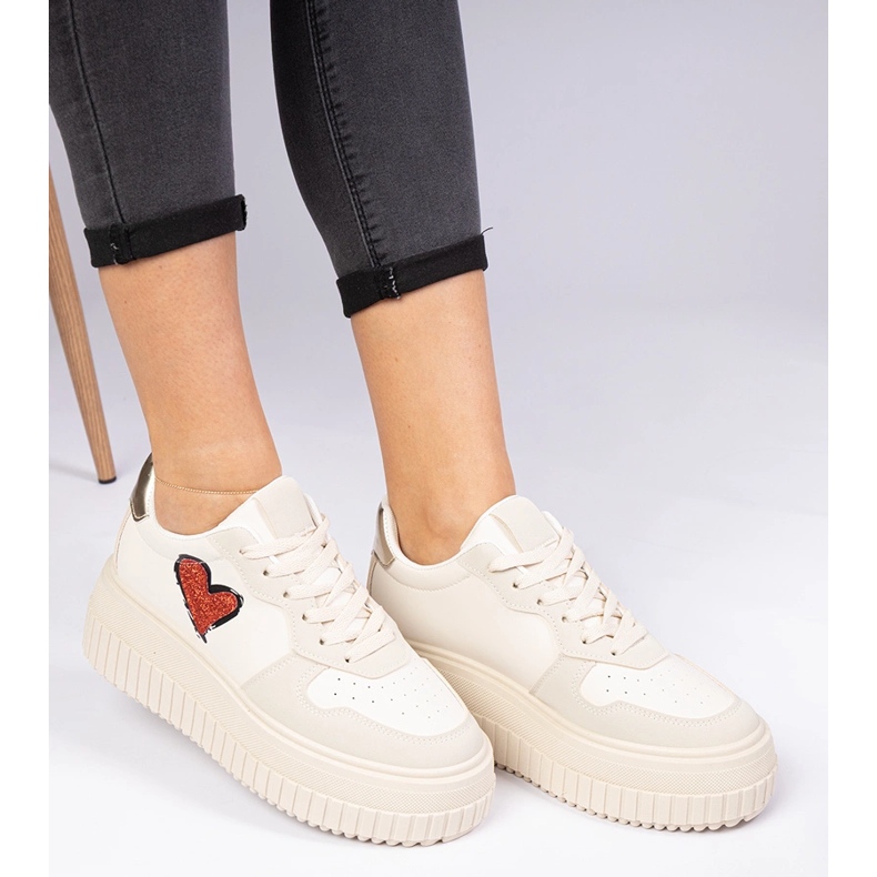 Sneaker da donna beige con un cuore di broccato 1