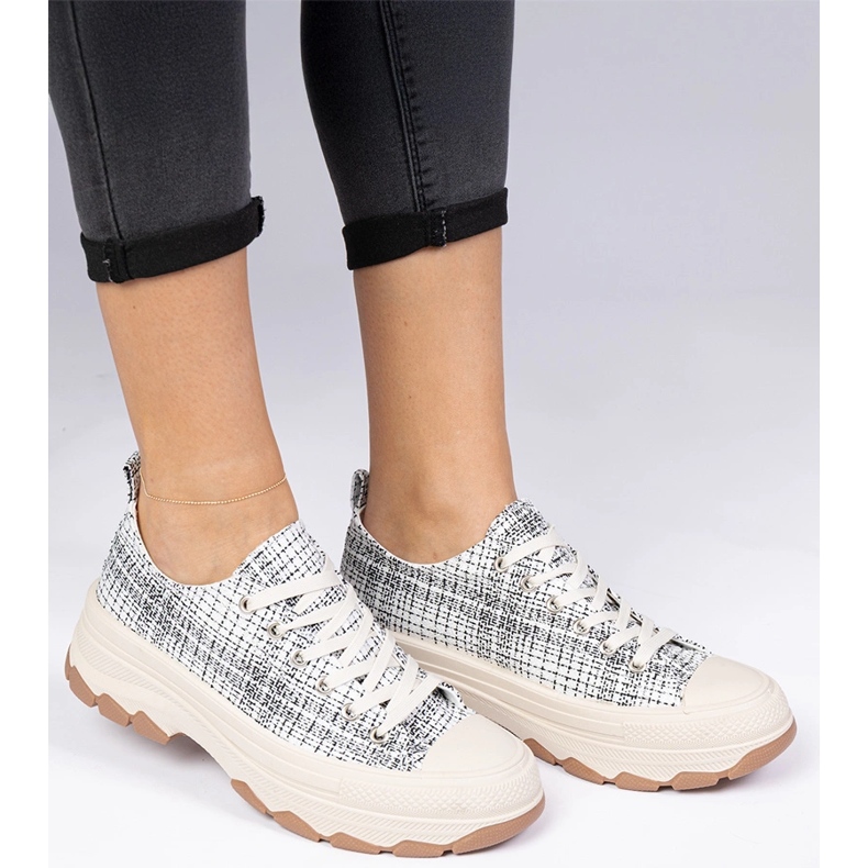Sneaker in bianco e nero su una suola spessa 1