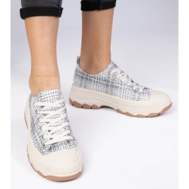 Sneaker in bianco e nero su una suola spessa 2