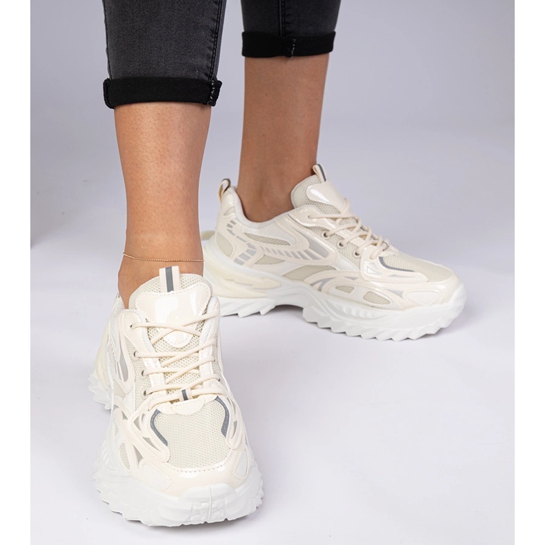 Sneaker sportive beige su una suola enorme 1