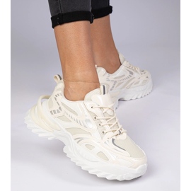 Sneaker sportive beige su una suola enorme 2