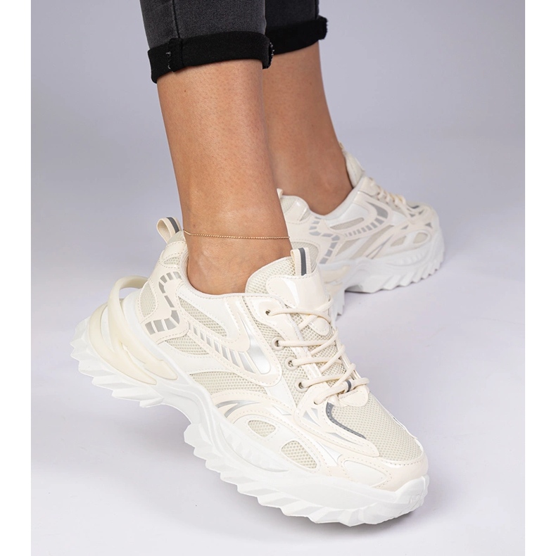 Sneaker sportive beige su una suola enorme 2