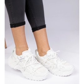 Sneaker bianche eleganti su una suola enorme bianco 1