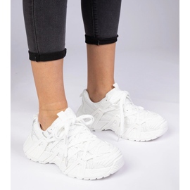 Sneakers bianche su una suola massiccia bianco 1