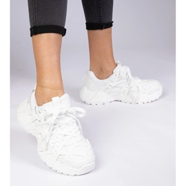Sneakers bianche su una suola massiccia bianco 2