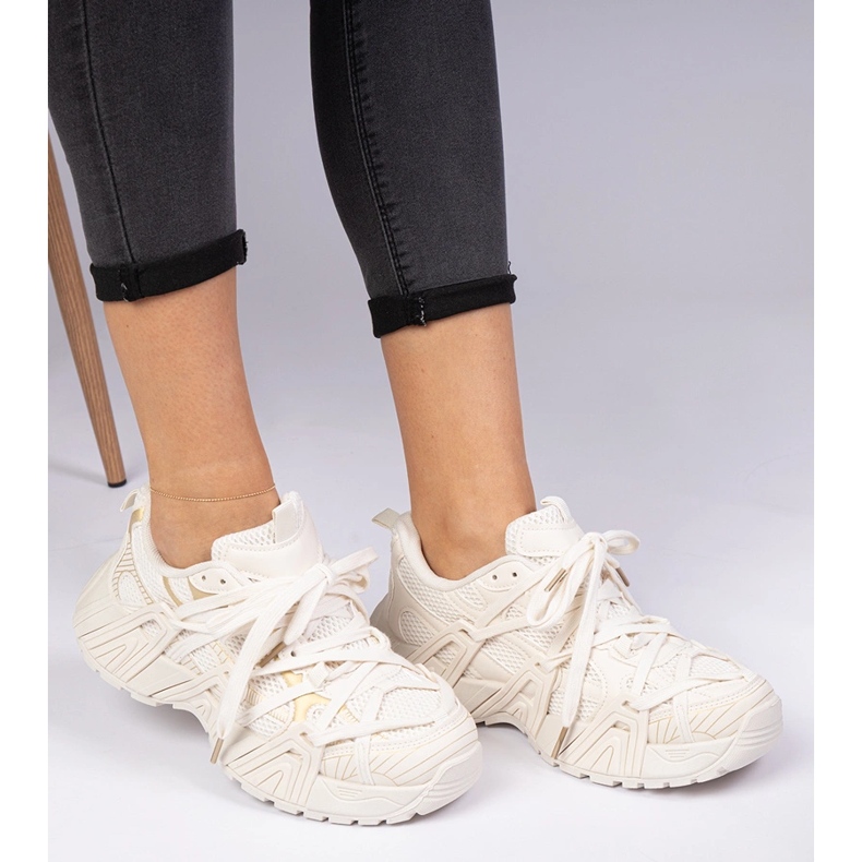 Sneaker beige con suola massiccia 1